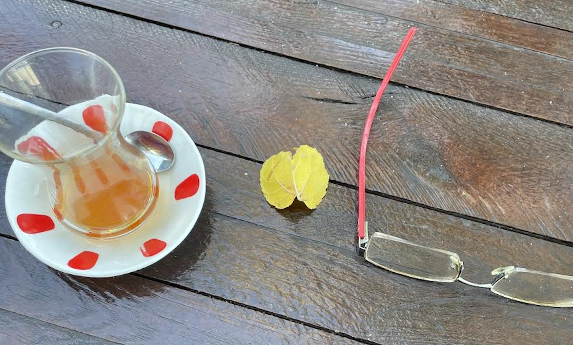 Bir kadın bir masa bir dönüş