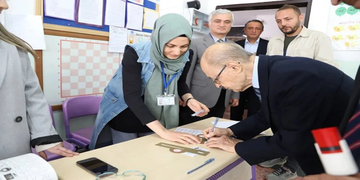 Eski Cumhurbaşkanı Ahmet Necdet Sezer ve emekliler