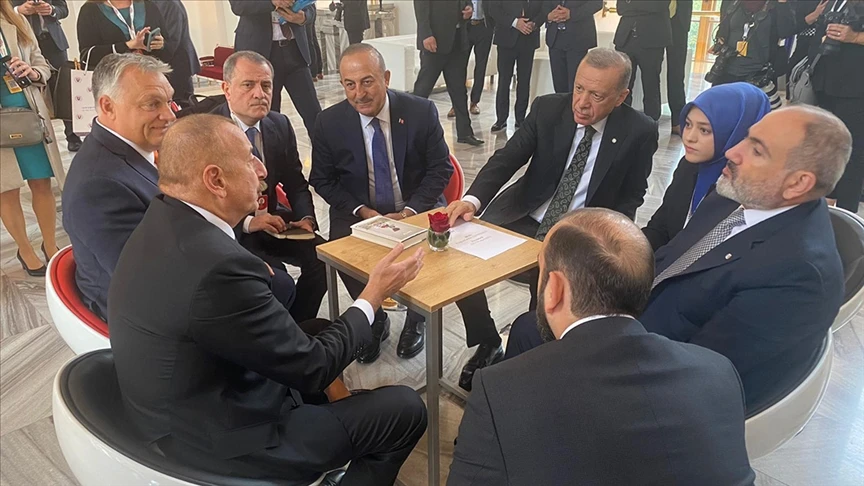 Prag toplantısının sonuçları Azerbaycan'ın hedeflerine doğru güvenle ilerlediğini gösteriyor