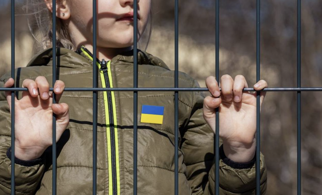 Ukraynalı yetimler, eşcinsel Papaza emanet!