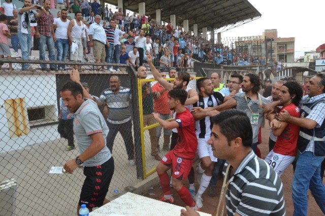 Yeşil sahada olaylı maç: Atışma kavgaya döndü!