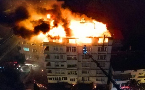 Samsun`da bir binanın 7. katı ve çatısı...