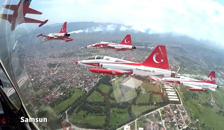 Jetler şehirleri görüntüledi! 'Türk Yıldızları'nın kokpitinden Türkiye