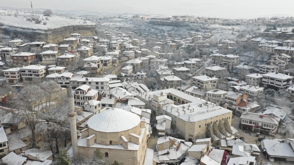 Safranbolu'da kar,  Muradiye Şelalesi’nde don, İstanbul’da beyaz örtü ve yurttan kar manzaraları...