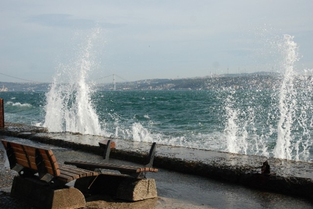 Turistlerin İstanbul’da lodos keyfi