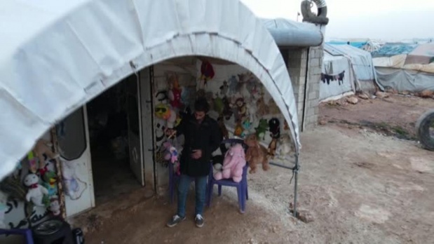 İdlib'de kamplara sığınan çocuklar paraları olduğunda oyuncak değil, ekmek alıyor