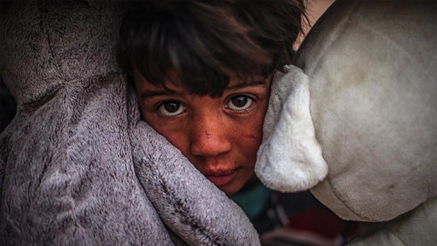 İdlib&#039;de kamplara sığınan çocuklar paraları olduğunda oyuncak değil, ekmek alıyor