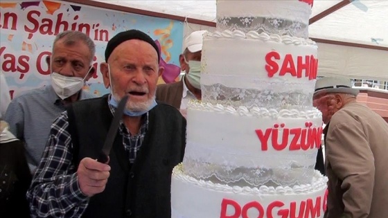 100 yaşında Kovid-19'u yenen Ramazan Şahin, 2 doz aşısını yaptırarak örnek oldu