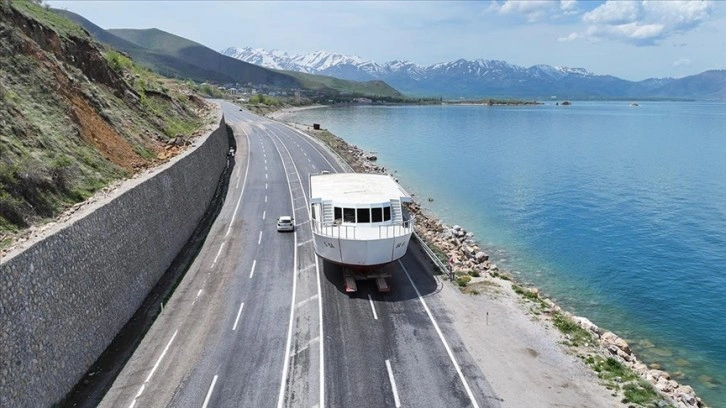 110 tonluk tekne 8 saatte kara yolundan Van Gölü'ne ulaştırıldı