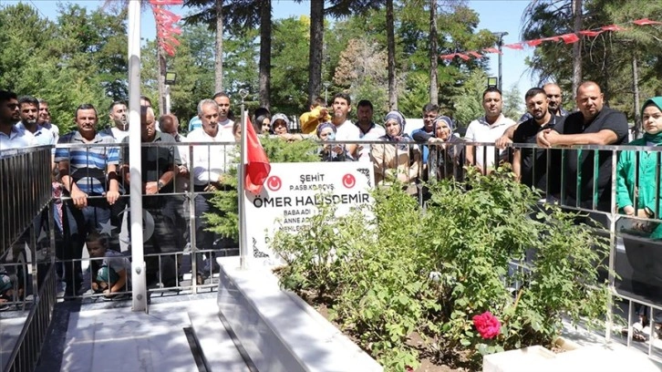 15 Temmuz kahramanı şehit Ömer Halisdemir'in kabrinde ziyaretçi yoğunluğu