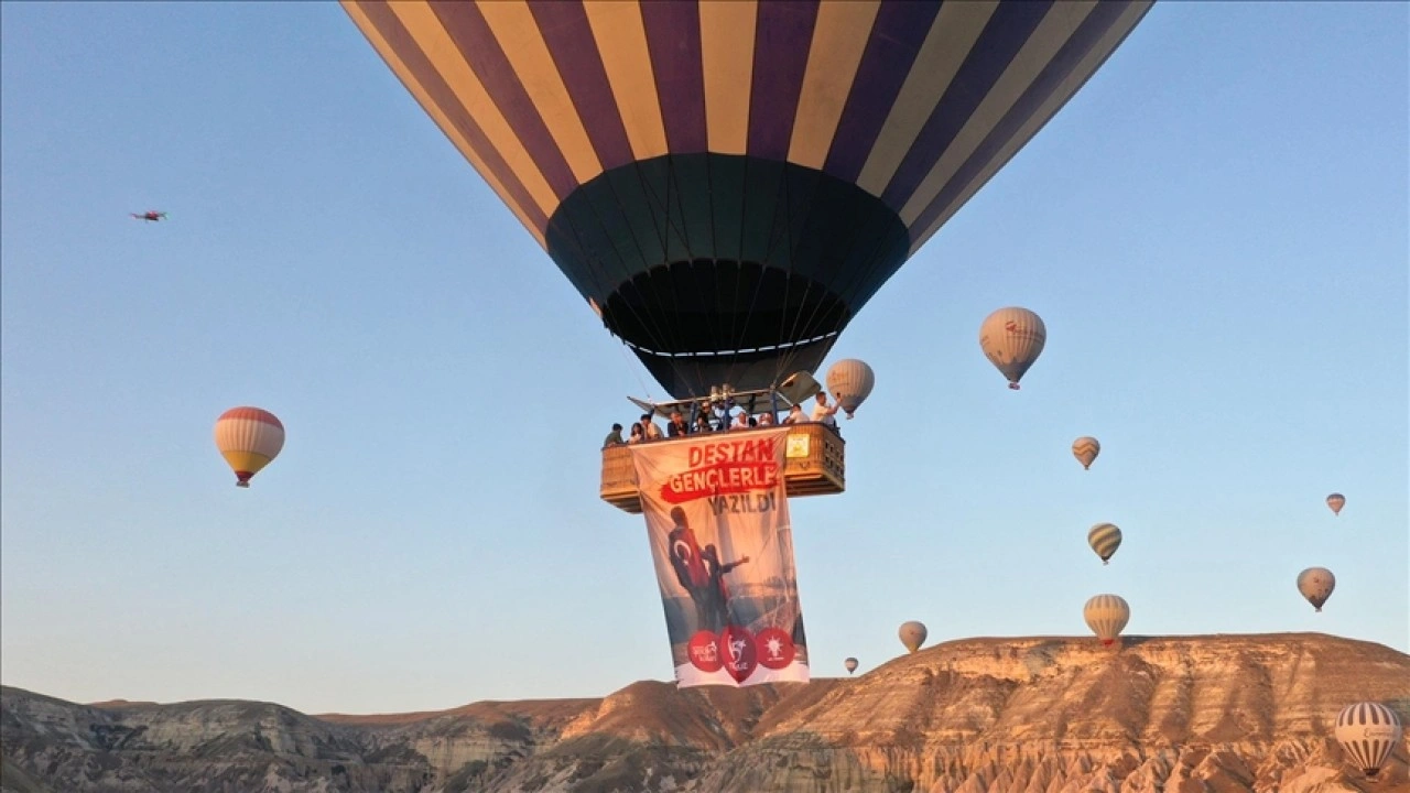 15 Temmuz sabahı Kapadokya'da balonlar Türk bayrakları ve afişlerle uçtu