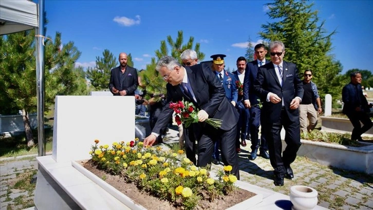 15 Temmuz şehidi polis Fatih Dalgıç kabri başında anıldı