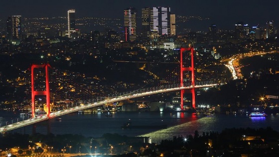 15 Temmuz Şehitler Köprüsü'nde ışıklar 'özel sporcular' için yandı