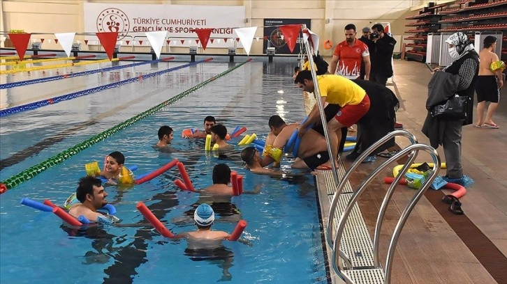 2 bin rakımdaki olimpik yüzme havuzu kapılarını özel çocuklara açtı