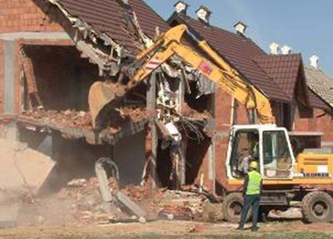 Prizren'de kış ortasında evleri ve dükkanları başlarına yıkıldı