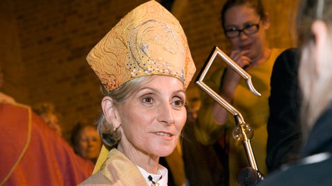 ￼İngiltere’nin ilk kadın piskoposu seçildi