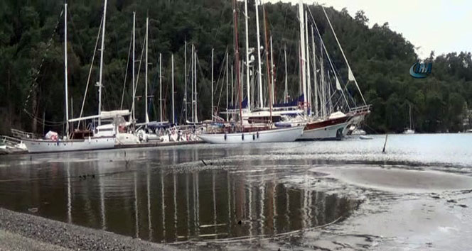 Deniz suyu 10 metre çekildi, tekneler karaya oturdu