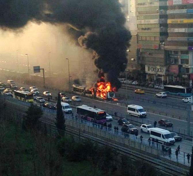 Metrobüs, yol ortasında alev topuna döndü