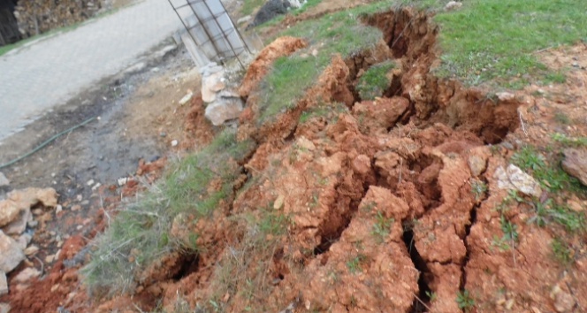 Heyelan, evleri tehdit ediyor