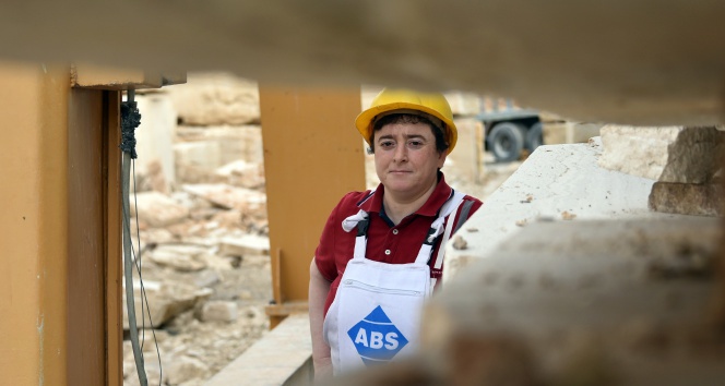 'Mermerin her safhasında varım' diyen kadın Nazmiye Güven Yazıcı