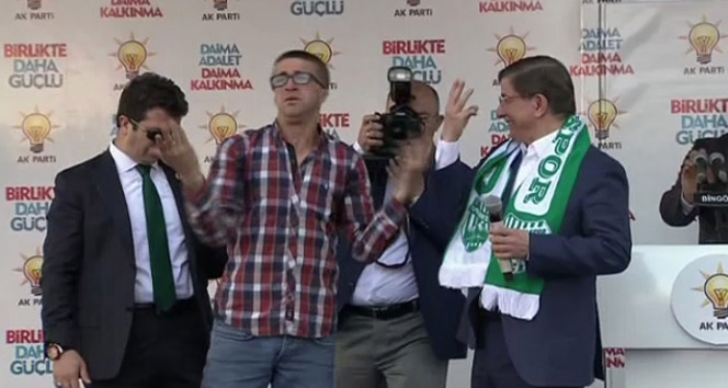 Başbakan Davutoğlu genç seçmeniyle işaret dilinde konuştu