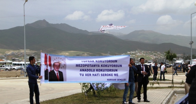 Tarihi Selahaddin Eyyübi Havaalanı açılışında dikkat çeken pankartlar