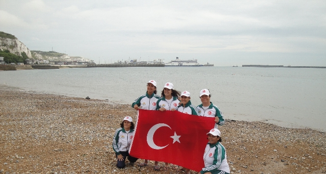 Manş Denizi'ni yüzerek geçen ilk kadın Türk takımı oldular