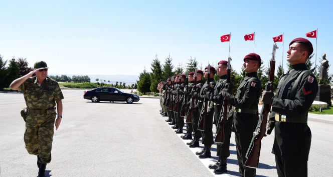 Necdet Özel 'Bordo Bereliler'i denetledi