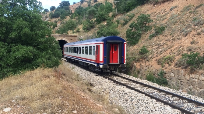 Trene bombalı saldırıda 2 yaralı