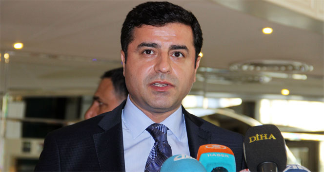 Demirtaş, şeker tutuyor: PKK'nın silahlı şiddet eylemlerini durdurması lazım!