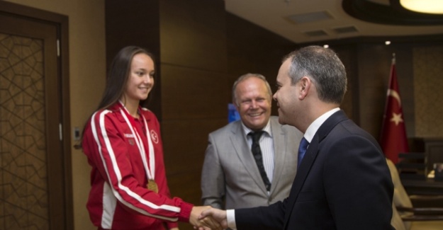 Bir ilke imza atan genç sporcu bakanla görüştü