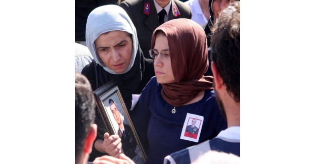 Eşinin fotoğrafını elinden bırakmadı