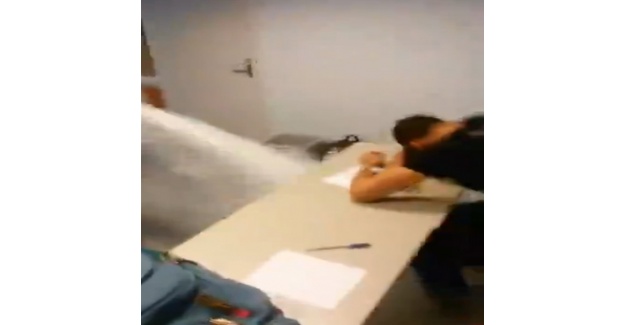 Öğretmen derste uyuyan öğrencisine öyle bir şey yaptı ki !