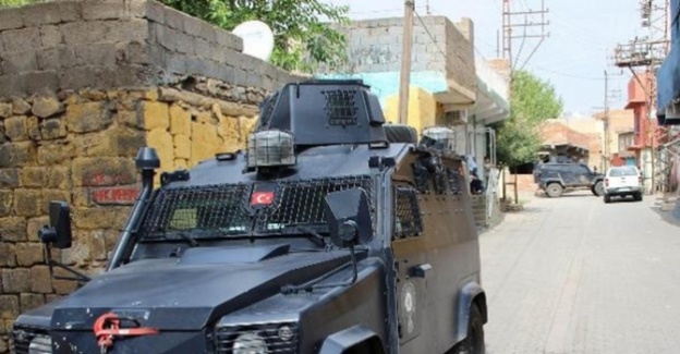 O görüntüyle ilgili 2 polis görevden uzaklaştırıldı