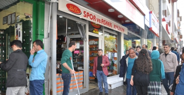 Saldırıyı protesto bahanesiyle iş yerlerine saldırdılar