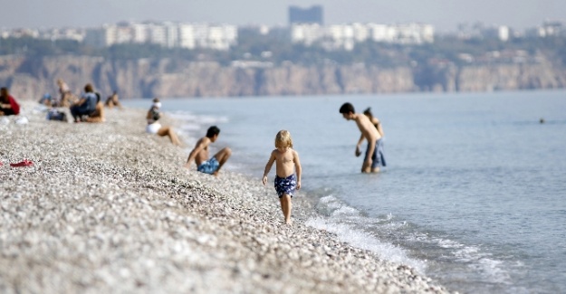 Türkiye kar bekliyor, Antalya denize giriyor