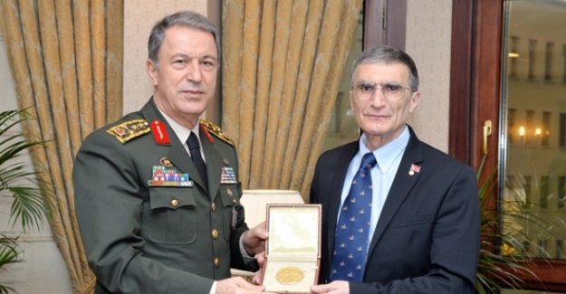 Aziz Sancar Nobel ödülünü Orgeneral Akar’a teslim etti