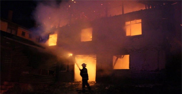 İki katlı ev yanarak kül oldu