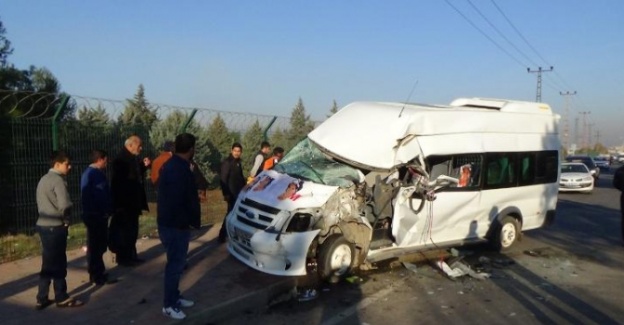 Öğrenci servisi çöp kamyonuyla çarpıştı: 8 yaralı