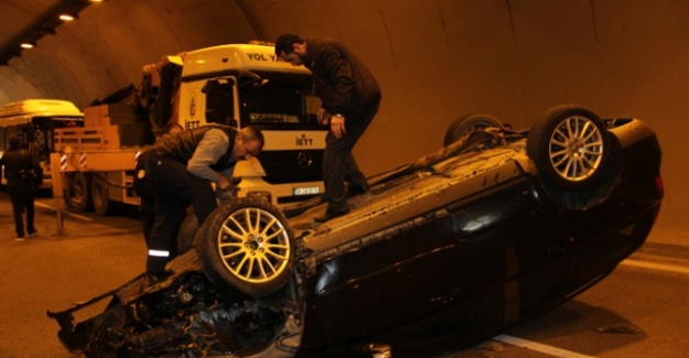 Ümraniye’de otomobil polis aracına çarptı: 2 yaralı