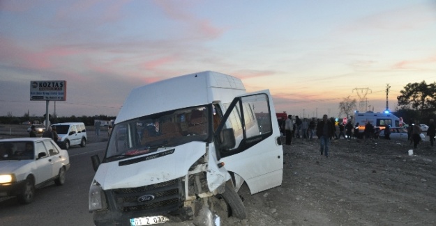 Yolcu minibüsü ile otomobil çarpıştı: 2 ölü, 3 yaralı