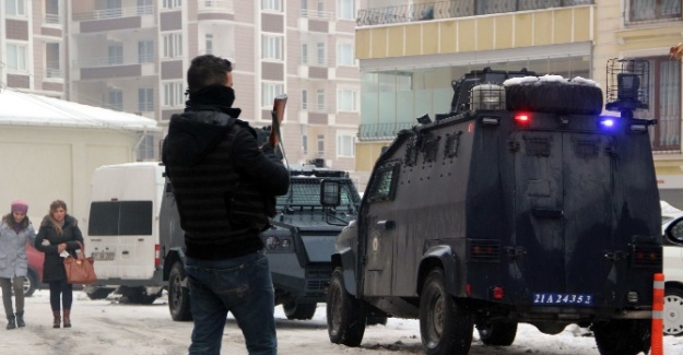 "Asker zırhlı araç ile gıda malzemesi dağıtıyor"