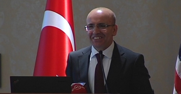 Bakan, kendisine soru soran muhabirle K&uuml;rt&ccedil;e konuştu