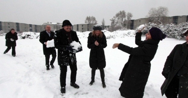 Meclis&rsquo;te gazetecilerin kar keyfi