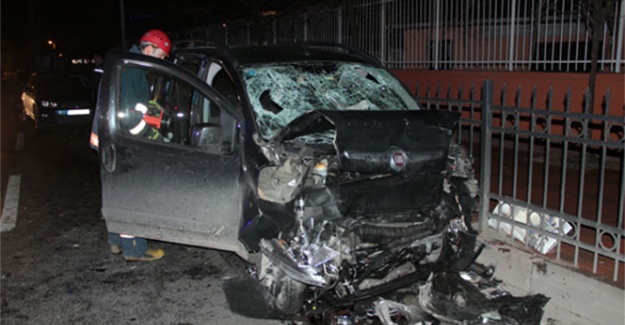 Şişli’de iki araç kafa kafaya çarpıştı: 7 yaralı