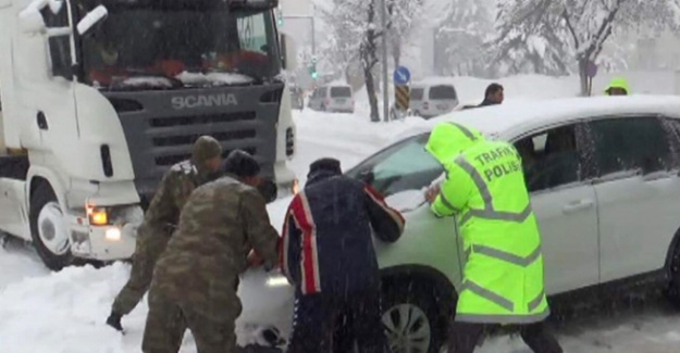 Yolda kalanların imdadına asker ve polis yetişti