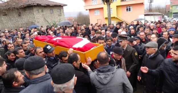 17 yıllık polis kendini &ouml;ld&uuml;ren oğluyla yan yana g&ouml;m&uuml;ld&uuml;