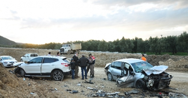 Aşırı hız kazaya neden oldu: 1 ölü, 4 yaralı