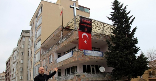 Pastörden Türk bayraklı terör tepkisi