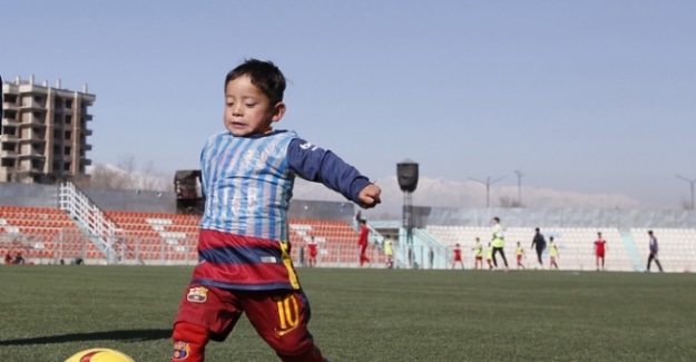 Poşetten Messi forması giyen çocuk hayaline kavuşuyor